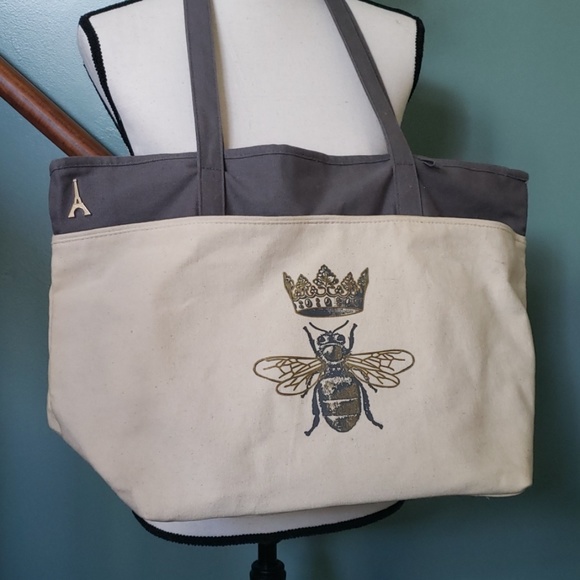 Handbags - Queen bee tote bag